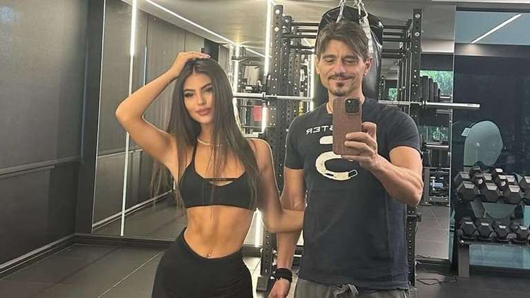 Δέσποινα Γιαννακοπούλου: Φοράει mini γαλάζιο φόρεμα και χορεύει χαρούμενη στο TikTok