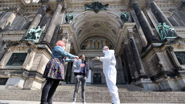 Κορονοϊός - Γερμανία: Μικρή μείωση με 57 θανάτους και 745 κρούσματα σε 24 ώρες