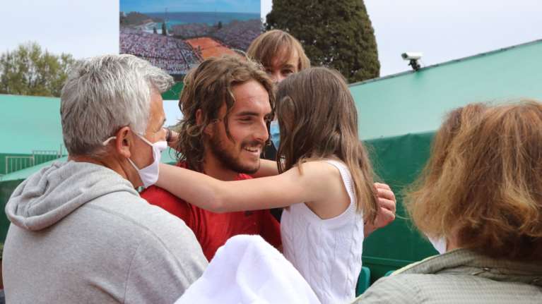 Στέφανος Τσιτσιπάς: Αγκαλιά με τους γονείς του πανηγύρισε τον τίτλο - &quot;Η καλύτερη ημέρα της ζωής μου&quot;