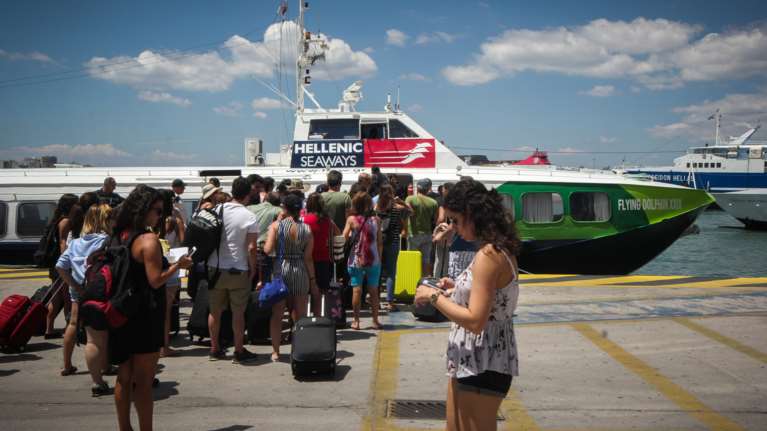 Λιμάνι Πειραιά: Αναχωρεί το δεύτερο κύμα των αδειούχων του Ιουλίου