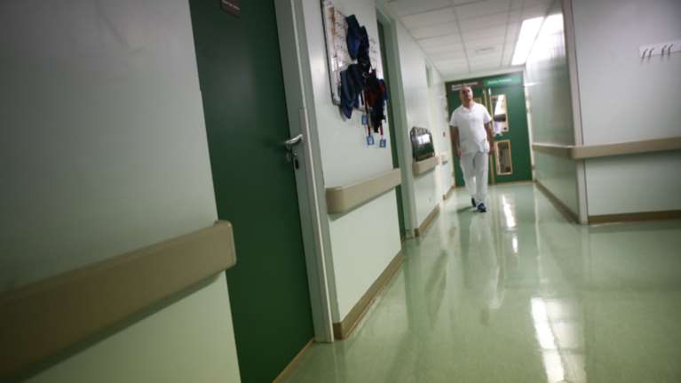 Εμβόλιο Pfizer: Τι λέει το Ωνάσειο για τη γυναίκα με περικαρδίτιδα και τη χρονική συσχέτιση με τον εμβολιασμό