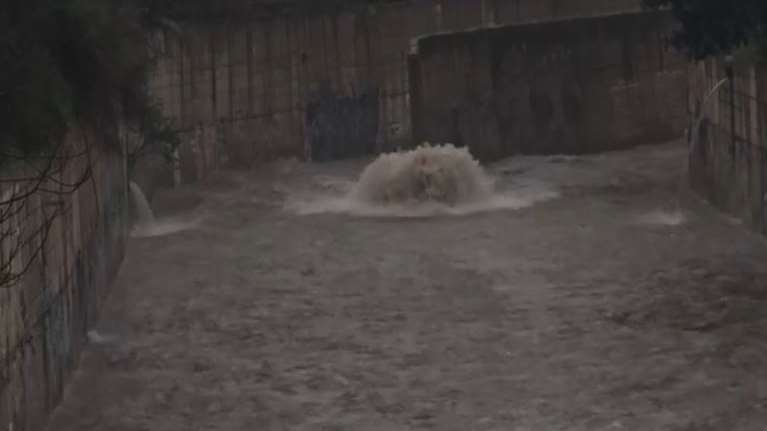 ​"Φούσκωσε" ο Ποδονίφτης: Εικόνες με τα ορμητικά τα νερά λίγο πριν την εκβολή στον Κηφισό