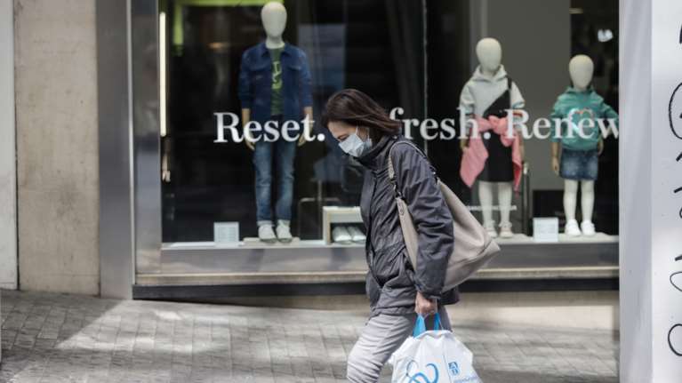 Ρευστό 2 δισ. ευρώ στις επόμενες 10 μέρες δίνει η κυβέρνηση σε μισθωτούς, επαγγελματίες και επιχειρήσεις