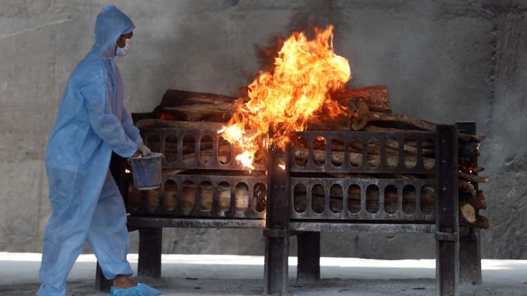 Εικόνες σοκ στην Ινδία: Δεν προλαβαίνουν να θάψουν τους νεκρούς του κορονοϊού - Έλιωσαν τα κρεματόρια, καίνε τα πτώματα