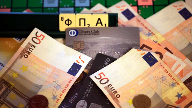 Μεγάλη μείωση του &quot;κενού&quot; ΦΠΑ στην Ελλάδα - Έπεσε κατά περισσότερες από 9 μονάδες μεταξύ 2019 και 2022