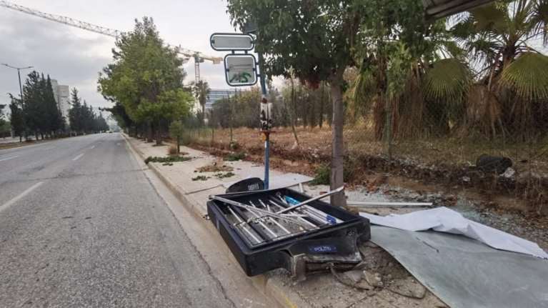 Αυτοκίνητο έπεσε σε στάση λεωφορείου στην Κατεχάκη – Τραυματίστηκε ο οδηγός