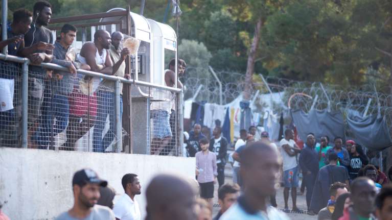 Τρόμος στις Θερμοπύλες: Απειλούσε με δύο μαχαίρια τους υπαλλήλους του hot spot