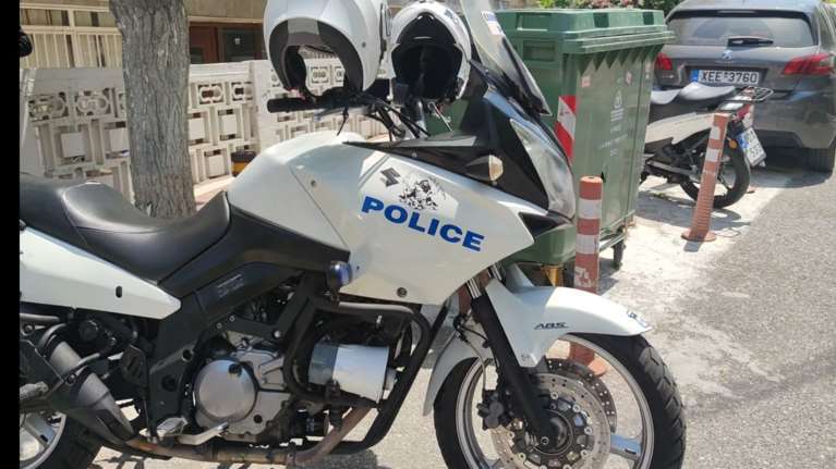 Επίθεση αναρχικών με τρικάκια στο γραφείο της Έλενας Ράπτη στη Θεσσαλονίκη