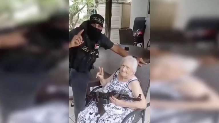 Εφιαλτικές στιγμές στη Μέση Ανατολή: Η Χαμάς πήρε όμηρο επιζήσασα του Ολοκαυτώματος