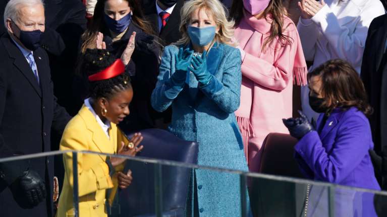 Ορκωμοσία Μπάιντεν - Αμάντα Γκόρμαν: Η 22χρονη αφροαμερικανίδα που χειροκροτήθηκε από όλους [Eικόνες]