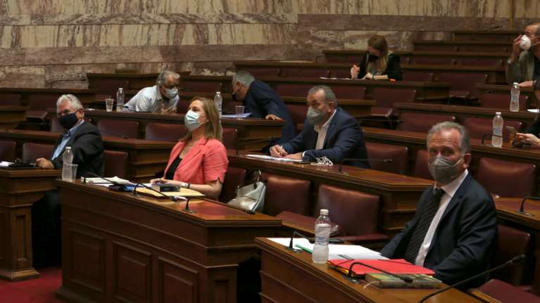 Βουλή: Σκληρή αντιπαράθεση για το εργασιακό νομοσχέδιο &quot;με το καλημέρα&quot;