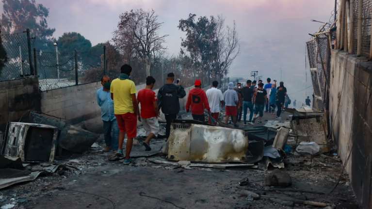 Φωτιά στη Μόρια: Με τρεις πτήσεις τσάρτερ στη Β. Ελλάδα τα ασυνόδευτα παιδιά