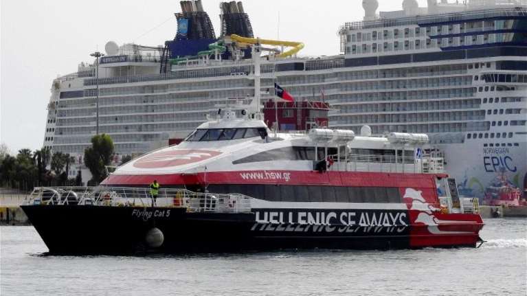 Μηχανική βλάβη στο ταχύπλοο &quot;Flying Cat 5 &quot; που μεταφέρει 115 επιβάτες - Επιστρέφει στον Πειραιά με μειωμένη ταχύτητα