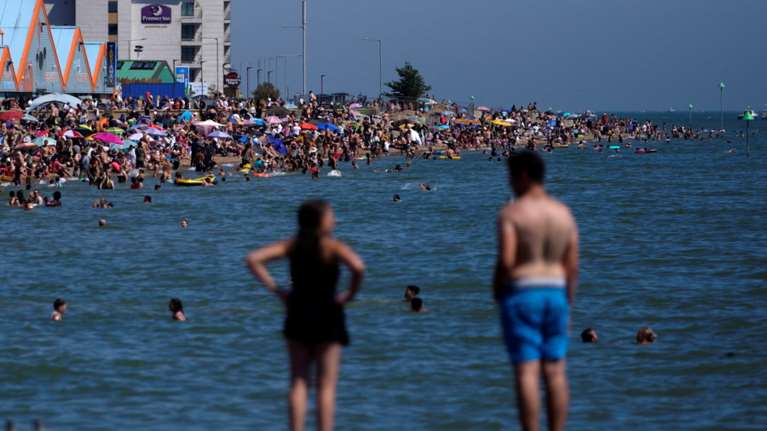 Απίστευτες φωτό: Οι Βρετανοί αρνούνται να κρατήσουν αποστάσεις - Τρελός συνωστισμός στις παραλίες [εικόνες]