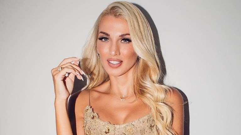 Πιο εντυπωσιακή από ποτέ η Κωνσταντίνα Σπυροπούλου σε βραδινή της έξοδο, δύο εβδομάδες μετά τη γέννηση του γιου της