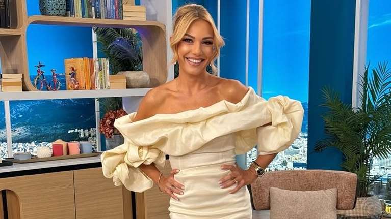 Η Τίνα Μεσσαροπούλου ήταν καλεσμένη σε γάμο: Το ασημί metallic φόρεμα αναδεικνύει τη σιλουέτα της