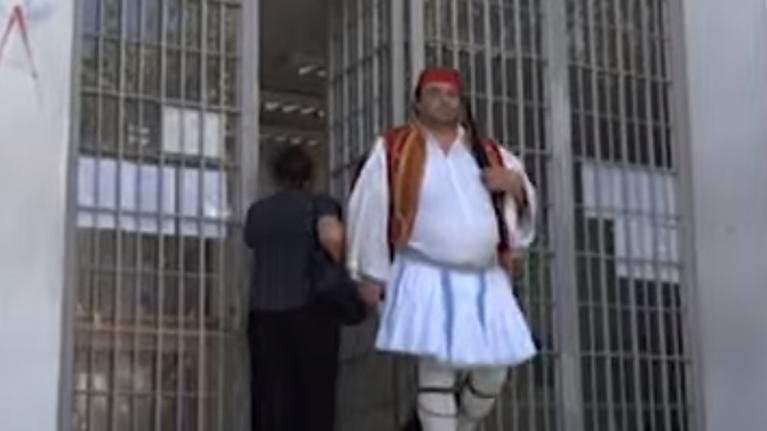 Πύργος: &quot;Καμπάνα&quot; φυλάκισης 14 μηνών με αναστολή στον  &quot;τσολιά&quot; πατέρα - αρνητή [Βίντεο]