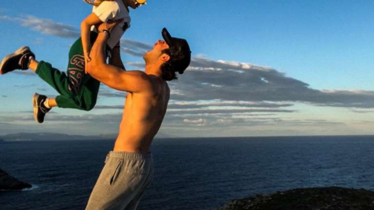 Ο Άγγελος Λάτσιος με το μαγιό του στην πισίνα στο Onar: Το σχόλιο της Ελένης Μενεγάκη