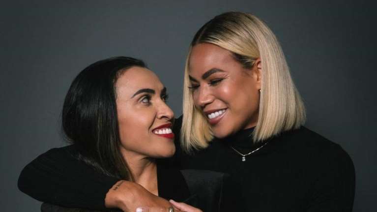 Αυτή είναι η καλύτερη παίκτρια ποδοσφαίρου στον κόσμο και τώρα παντρεύεται την καλή της [βίντεο εικόνες]