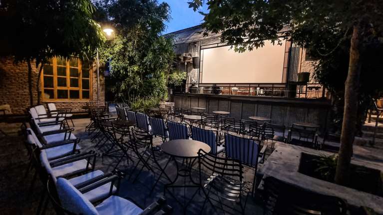 Θερινό σινεμά στην πόλη στην όμορφη αυλή του Επί Κολωνώ - Καλοκαιρινές σινεφίλ βραδιές με μοχίτο με δυόσμο από τον κήπο