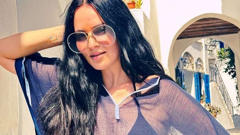 Η Ζενεβιέβ Μαζαρί είναι μία από εμάς: Ξεκούμπωσε το παντελόνι της από το πολύ φαγητό στις διακοπές της