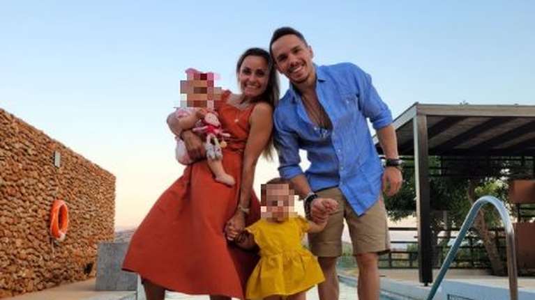 Λευτέρης Πετρούνιας - Βασιλική Μιλλούση: Οικογενειακές διακοπές στην Ελούντα - Η τρυφερή φωτογραφία με τις κόρες τους