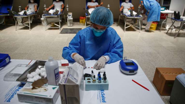 Κορονοϊός - Νέα έρευνα: Γιατί οι άνδρες αρρωσταίνουν και πεθαίνουν περισσότερο από τις γυναίκες