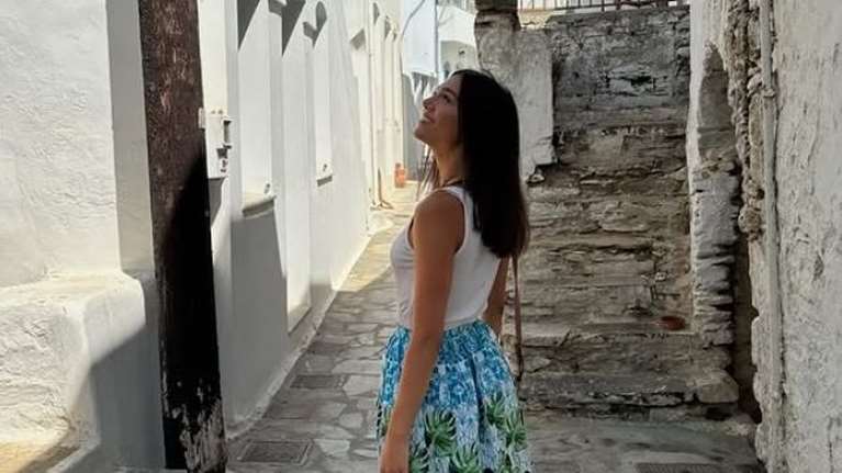 Μελίνα Νικολαΐδη: Με λευκή δαντελένια δημιουργία με φόντο τη θάλασσα