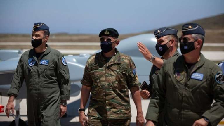 Στη Σκύρο ο αρχηγός ΓΕΕΘΑ: Επίσκεψη στην μονάδα από την οποία επιχειρεί το μη επανδρωμένο αεροσκάφος HERON 1