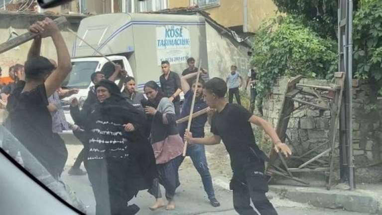 Τουρκία: Πυροβολισμοί, μαχαιρώματα και γροθιές για μια 14χρονη που το έσκασε με παντρεμένο [Βίντεο]