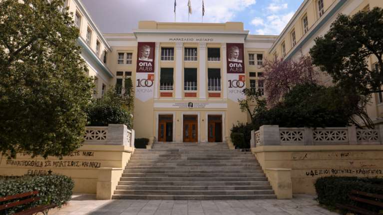 ΑΕΙ: Εμβολιαστικά κέντρα και αυστηροί έλεγχοι για τα πιστοποιητικά εμβολιασμού- Φοβούνται επεισόδια με αντιεξουσιαστές