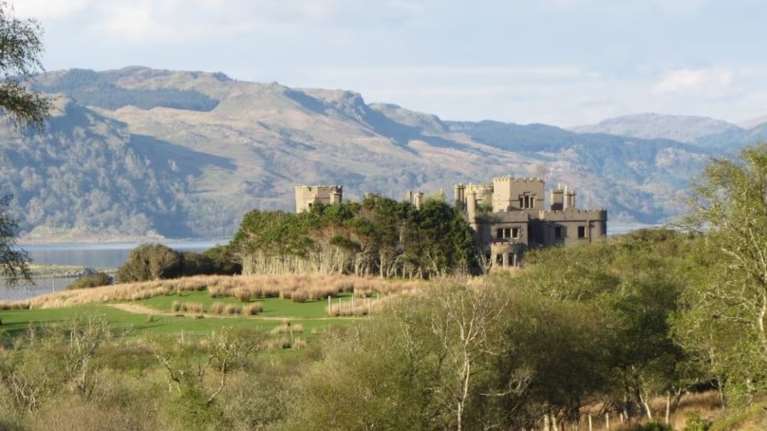 Ιδιωτικό νησί με ερειπωμένο κάστρο στη Σκωτία πωλείται 7,5 εκατομμύρια δολάρια - Η πλούσια ιστορία και τα μαγικά τοπία