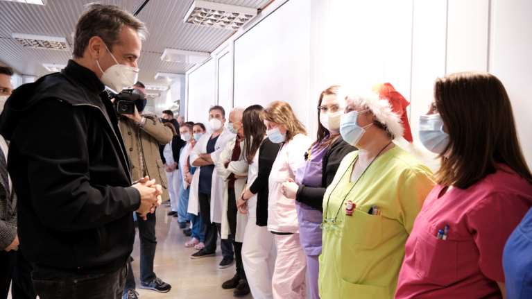 Σαφές μήνυμα Μητσοτάκη σε γιατρούς και νοσηλευτές: Πρέπει να εμβολιαστείτε όλοι και πρώτοι για να δώσετε το παράδειγμα