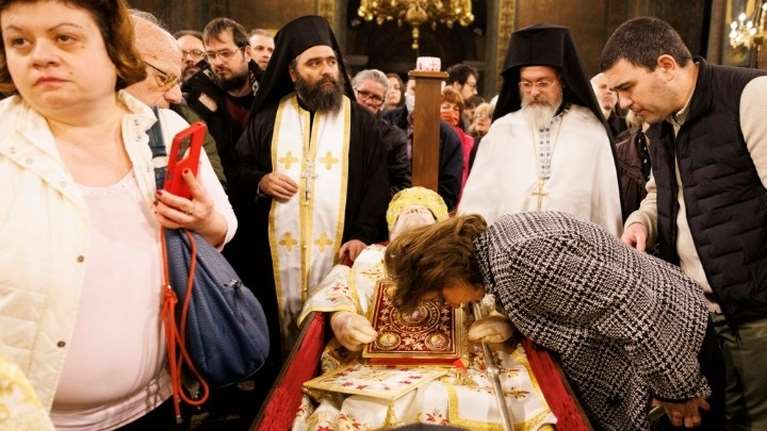 Σε λαϊκό προσκύνημα το σκήνωμα του μητροπολίτη πρώην Θεσσαλονίκης, Άνθιμου