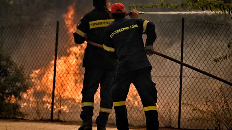 Φωτιά στο Λουτράκι: Κάηκαν τουλάχιστον 40 σπίτια, ξεκινούν οι αυτοψίες - Στάχτη περισσότερα από 15.000 στρέμματα