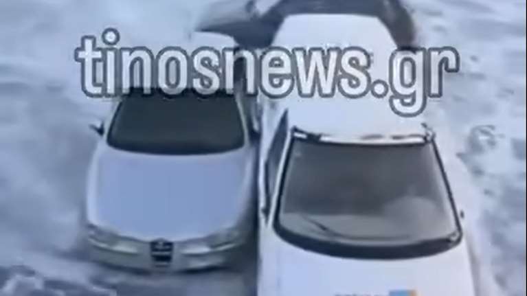 Τήνος: Τα μανιασμένα κύματα παρέσυραν αυτοκίνητα - Οδηγός προσπάθησε να σώσει το ΙΧ του [βίντεο]