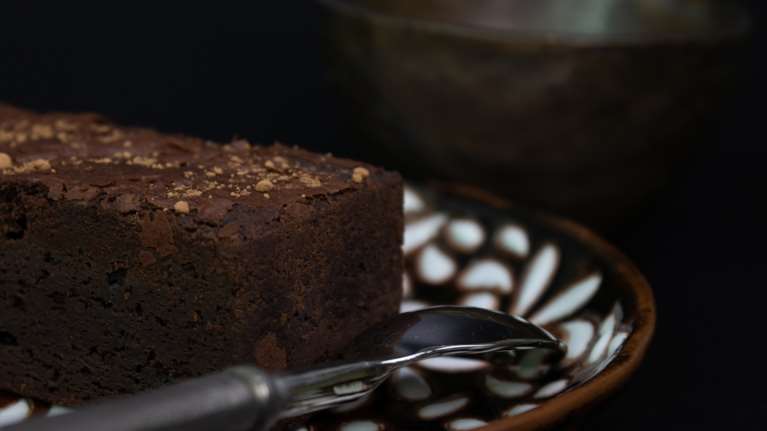 Συνταγή για ζουμερό νηστίσιμο κέικ με σοκολάτα και φουντούκια - Χωρίς γλουτένη