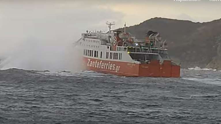 Η μάχη του &quot;Διονύσιος Σολωμός&quot; με τα κύματα για να δέσει στο λιμάνι της Σίφνου [βίντεο]
