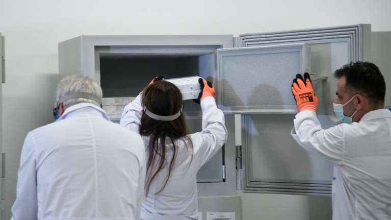 Εμβόλιο Pfizer: Για κενά στις παραδόσεις προειδοποιεί η BioNTech