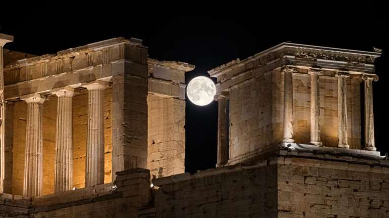 Η μαγική υπερπανσέληνος του Δεκεμβρίου είναι εδώ: Πού θα απολαύσεις το Παγωμένο Φεγγάρι στην Αθήνα