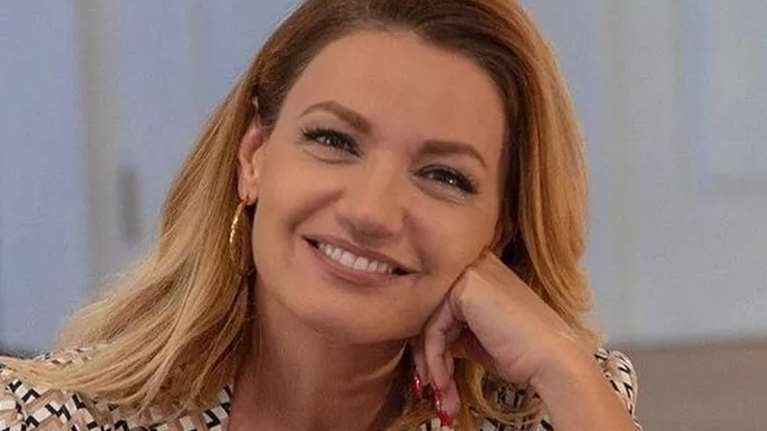 Παναγιώτα Βλαντή: Με μαντήλι στα μαλλιά μαζεύει σταφύλια και παραδίδει μαθήματα στιλ