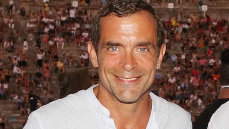 Ο Κωνσταντίνος Μαρκουλάκης σε σπάνια βραδινή έξοδο σε νυχτερινό κέντρο