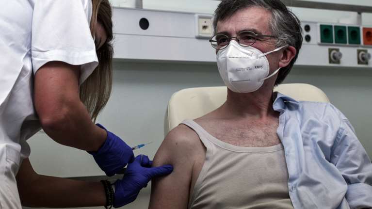 Εμβόλιο κορονοϊού: Η &quot;πληρωμένη απάντηση&quot; Σκέρτσου στα κακόγουστα σχόλια για το φανελάκι του Σωτήρη Τσιόδρα