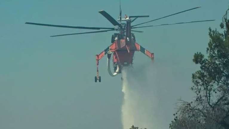 Απίστευτο περιστατικό στην Κρήτη: Πετούσαν πέτρες σε ελικόπτερο της πυροσβεστικής ενώ γέμιζε νερό