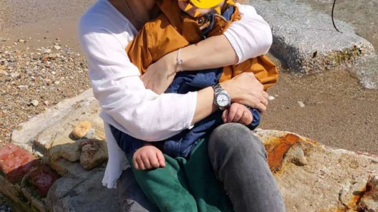 Η τρυφερή αγκαλιά της Ευδοκίας Ρουμελιώτη με τον γιο της που γιορτάζει