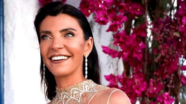 Αγνώριστη η Μαρίνα Βερνίκου: Η σπάνια εμφάνιση με τα φυσικά σγουρά μαλλιά της - Στιλάτη και χαλαρή στη Μύκονο