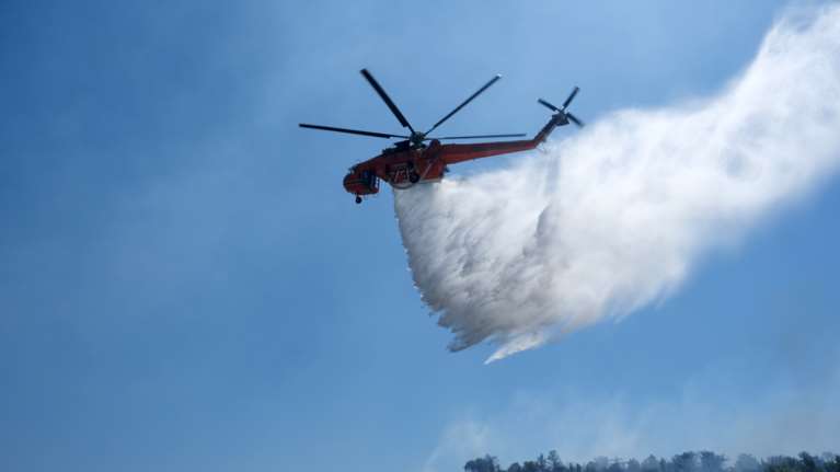 Πύρινος εφιάλτης στην Αττική: Υπό μερικό έλεγχο η φωτιά στο Μαρκόπουλο