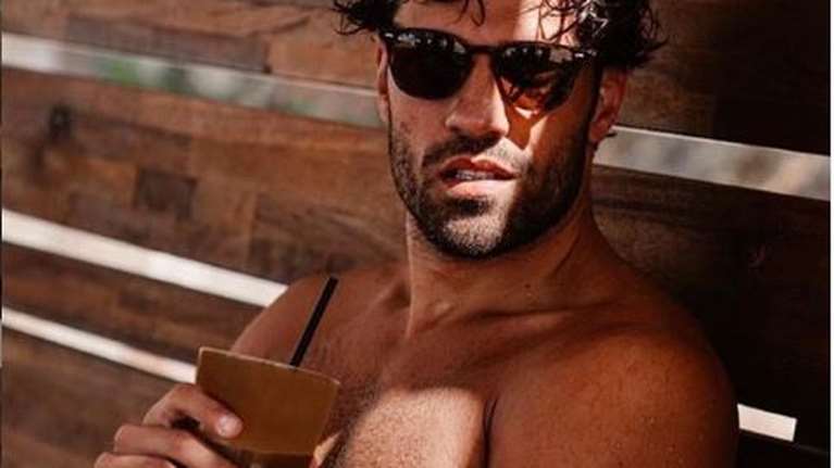 Ο Κωνσταντίνος Αργυρός ποζάρει με τα τρίδυμα αδέλφια του!