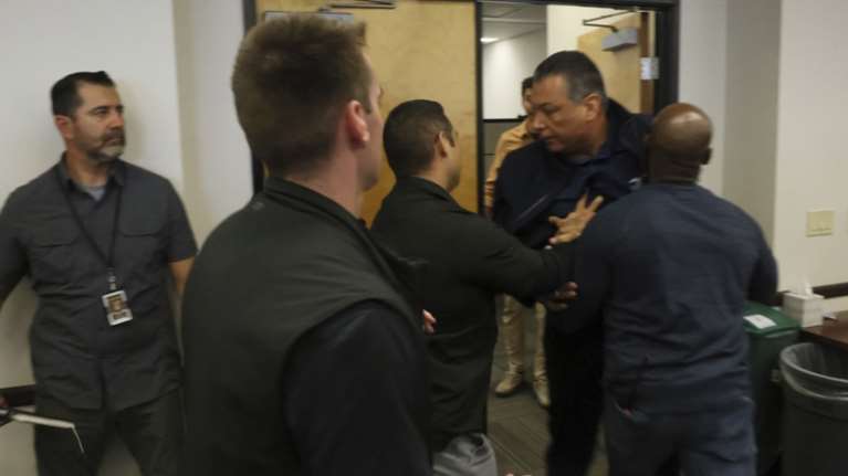 Εικόνες εκτροπής στις ΗΠΑ: Εβαλαν χειροπέδες σε γερουσιαστή επειδή ήθελε να κάνει... ερώτηση σε συνέντευξη Τύπου