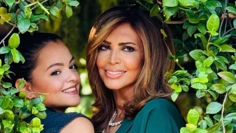 Στο εξοχικό της Μιμής Ντενίση στον Θεολόγο: Η πόζα της κόρης της, Μαριτίνας στην πισίνα